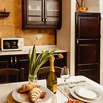 Enchanting 2bdr Townhouse In Centre! شقة *