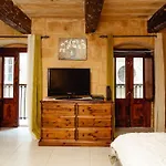 Enchanting 2bdr Townhouse In Centre!