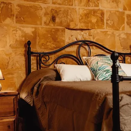 Enchanting 2bdr Townhouse In Centre! *