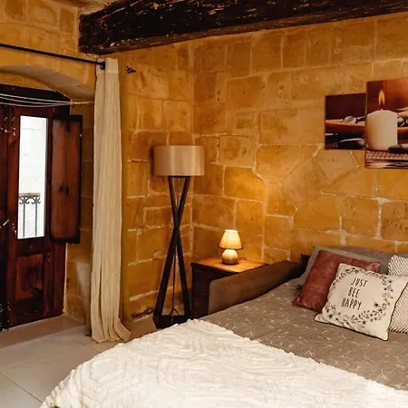 Enchanting 2bdr Townhouse In Centre! *