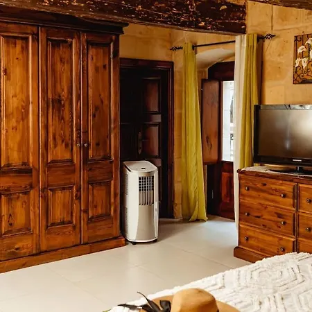 Enchanting 2bdr Townhouse In Centre! *