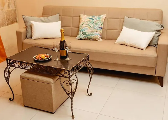 Enchanting 2bdr Townhouse In Centre!