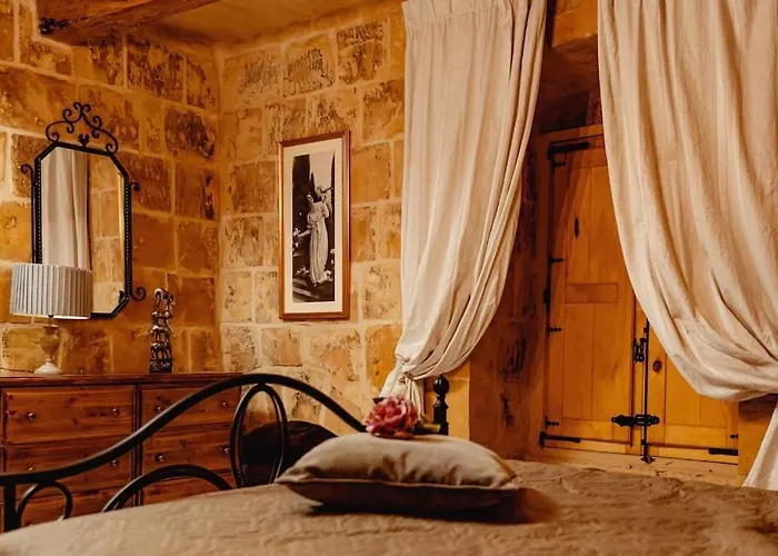 Enchanting 2bdr Townhouse In Centre!