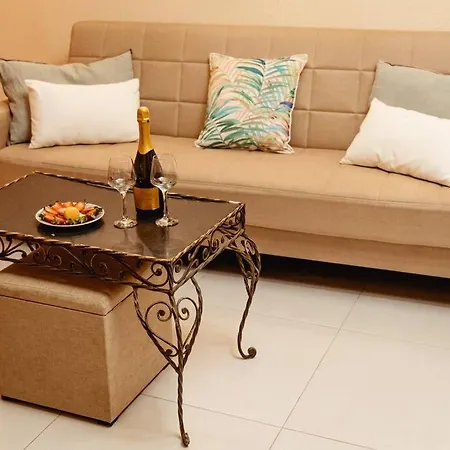 Enchanting 2bdr Townhouse In Centre!