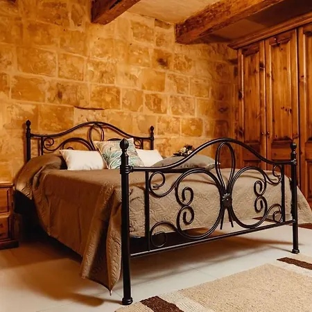 Enchanting 2bdr Townhouse In Centre! La Valletta