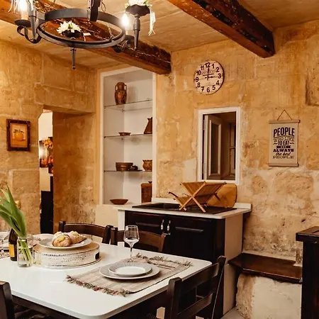 Enchanting 2bdr Townhouse In Centre! Apartment