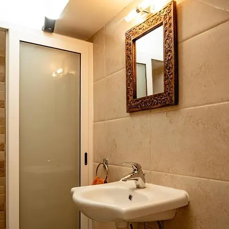 Enchanting 2bdr Townhouse In Centre! Appartamento