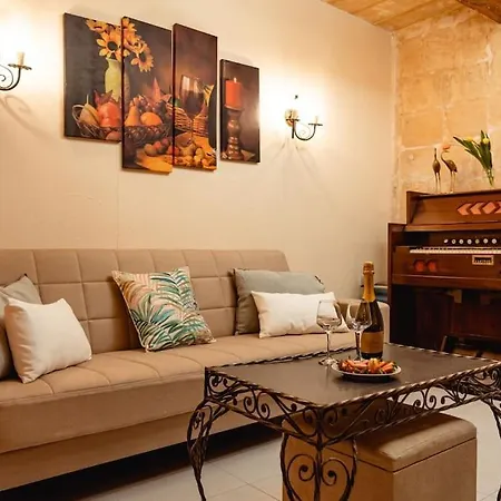 Enchanting 2bdr Townhouse In Centre! *