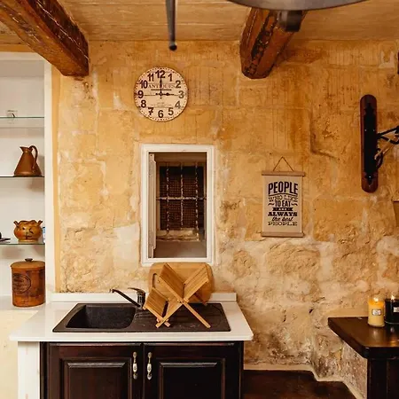 Enchanting 2bdr Townhouse In Centre! *