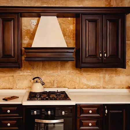 Enchanting 2bdr Townhouse In Centre! Βαλέτα