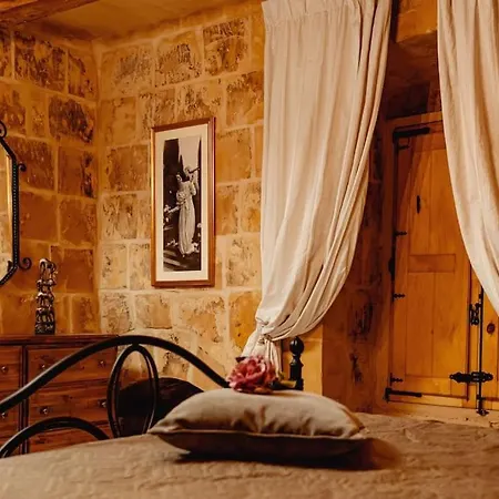 Enchanting 2bdr Townhouse In Centre!