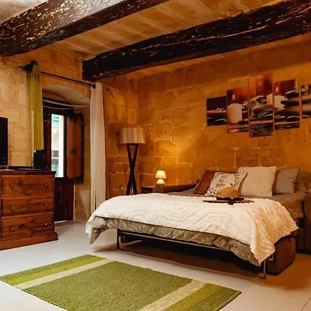 Enchanting 2bdr Townhouse In Centre! *