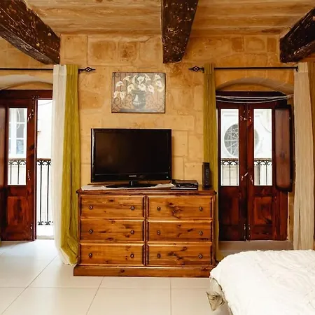 Enchanting 2bdr Townhouse In Centre!