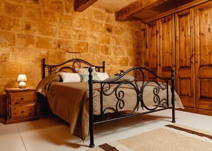 Enchanting 2bdr Townhouse In Centre! Βαλέτα