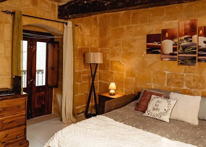 Enchanting 2bdr Townhouse In Centre! *