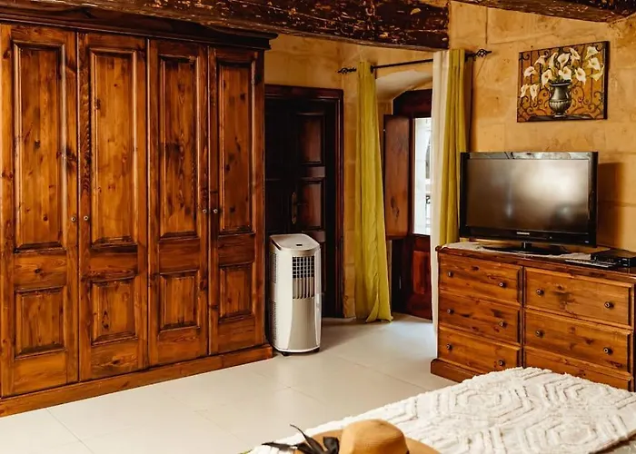 Enchanting 2bdr Townhouse In Centre! *