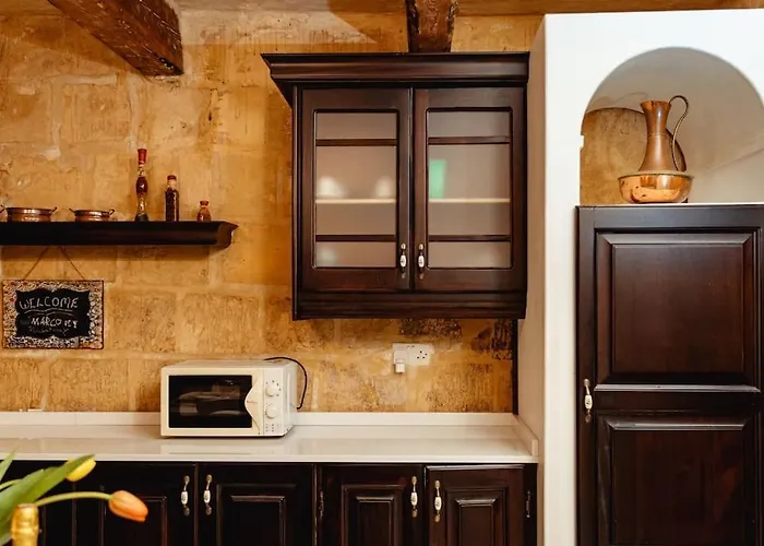 Enchanting 2bdr Townhouse In Centre! Βαλέτα