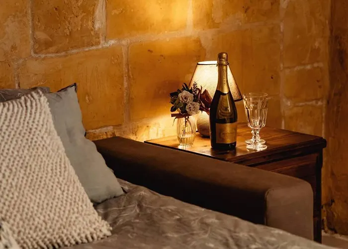 Enchanting 2bdr Townhouse In Centre! Βαλέτα