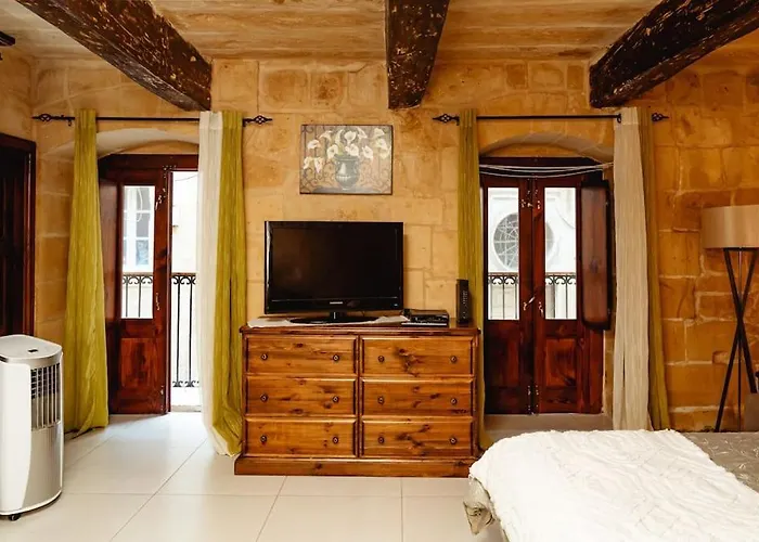 Enchanting 2bdr Townhouse In Centre!